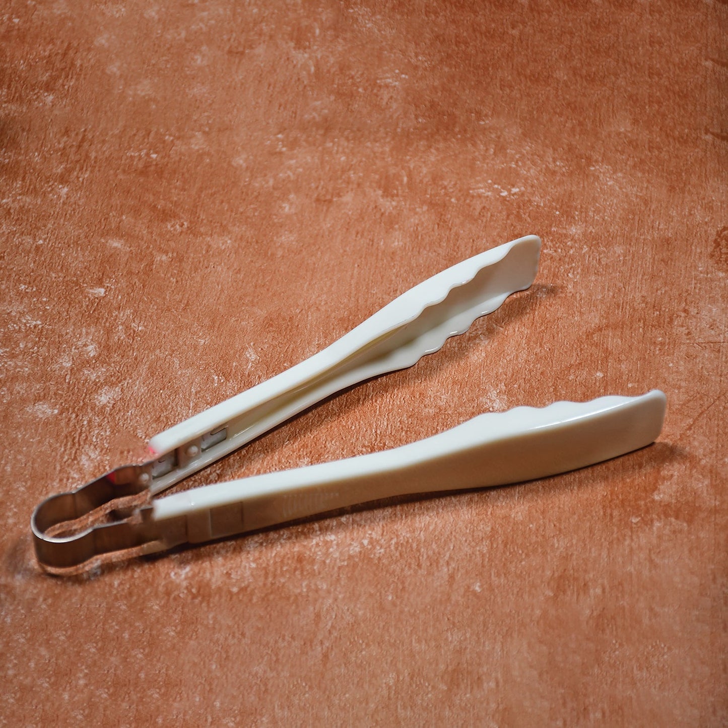 Close-up of the anti-slip plastic handle and bread clamps.